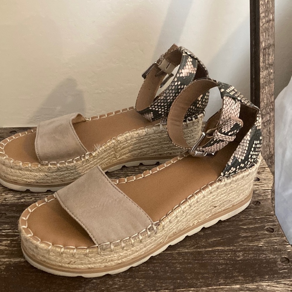 Universal Thread Tan and Black Espadrille Wedges in Good condition